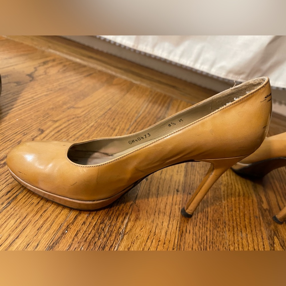 Stuart Weitzman Patent Leather Round Toe Stiletto Pumps - Nude - Size 6.5
